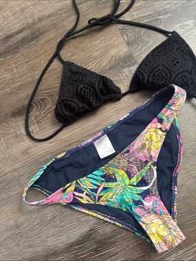 Bikini with Floral Print Bikini Bottom - gives the best tan lines 💕